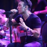 Shadmehr Aghili Instagram - ممنون از حمايت هميشگى، اين تور هم به پايان رسيد خيلى خوشحالم كه تونستم از نزديك ببينمتون و دستتون رو بگيرم. بيصبرانه مشتاق برگشتن به خونه و برنامه هاى روزمره خودم هستم . دوستتون دارم 🙏❤️ @mahmoud.maghsudi.photo