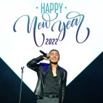 Shadmehr Aghili Instagram - Happy New Year 2022 سال نو ميلادى مبارك اميدوارم به همه آرزوهاتون برسيد بيصبرانه منتظر نوروز خودمون هستم. شاد و سلامت باشيد خيلى دوستتون دارم. ❤️🤍💚 #2022 #newyear @realdanialdesign