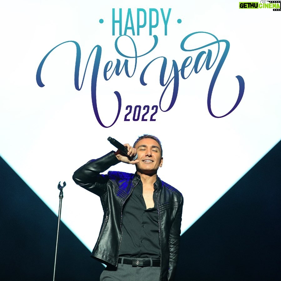 Shadmehr Aghili Instagram - Happy New Year 2022 سال نو ميلادى مبارك اميدوارم به همه آرزوهاتون برسيد بيصبرانه منتظر نوروز خودمون هستم. شاد و سلامت باشيد خيلى دوستتون دارم. ❤️🤍💚 #2022 #newyear @realdanialdesign