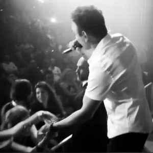 Shadmehr Aghili Instagram - @shadmehrofficialfanpage 

چيزى به شروع كنسرتهاى دسامبر نمونده بيصبرانه منتظرم آهنگهاى جديدم رو با تنظيم هاى خاص براتون اجرا كنيم. هميشگى باشيد دوستتون دارم ❤️
