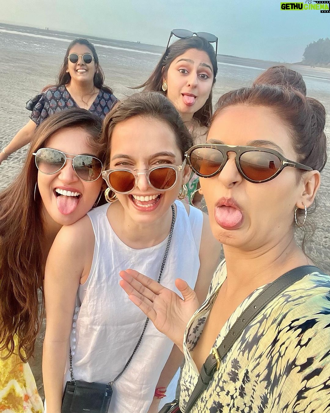 Shakti Mohan Instagram - Weโre not aging weโre marinating in joyful company! #throwback to the most impromptu #bachelorette trip! Love you @shrishti_dhillon @anamika.m.yadav @kmohan12 and @mohanshakti akka for planning the most memorable trip evaaa! ๐๐ป๐ซ๐ซถ๐ป๐ฅน๐งฟ Ahem ahem jealous much @whokunalthakur ๐ ๐