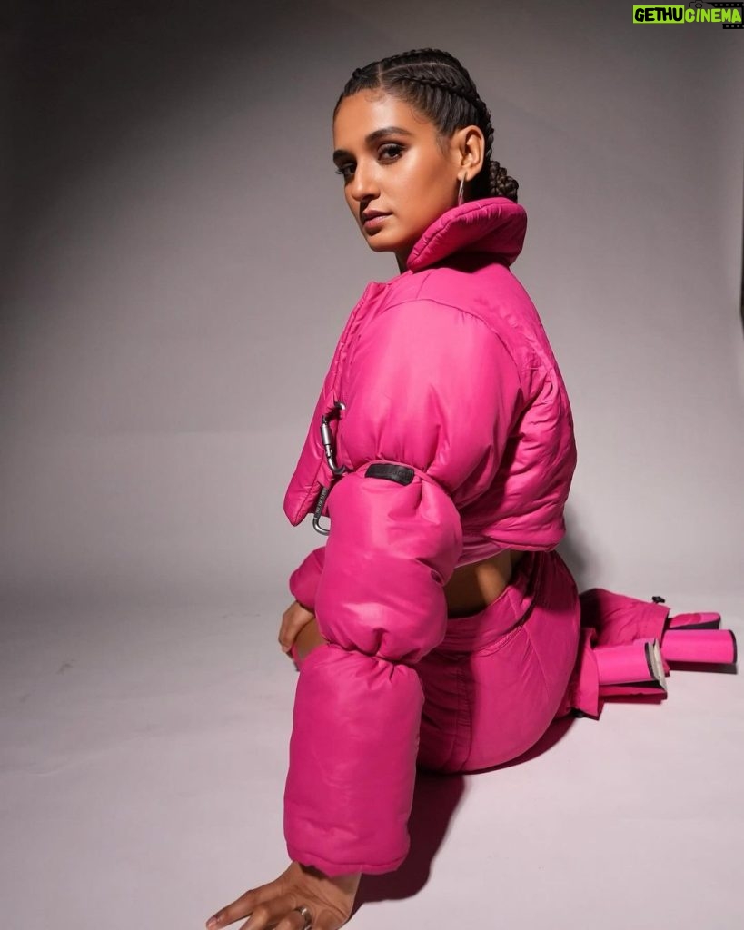 Shakti Mohan Instagram - The “her” in “Pink Panther” 🎀 Styled by @shreyandurjastyle @shrey_vaishnav_ @urja__amin Custom outfit @fourfigr Hair @dwyessh_hairwizard @rasilaravariamua Makeup @ritickasjalan Photos @souravsharmaofficial 👩🏻‍✈ @premavshetty @_shraddhabobade_ @jagtap721