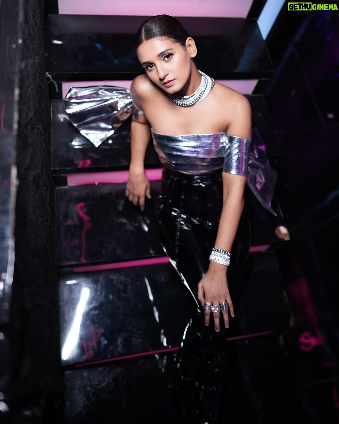 Shakti Mohan Instagram - The future is now 🛸 📷 @souravsharmaofficial Styling @shreyandurjastyle @urja__amin @shrey_vaishnav_ Top @maisonnikhilkolhe Trousers @jubinav Neck stacks @dripproject.co Rings @vitimittalstudios Hair @dwyessh_hairwizard @aaliyahussainhairmakeupcreator Makeup @ritickasjalan 👩🏻✈️ @premavshetty @_shraddhabobade_ @jagtap721