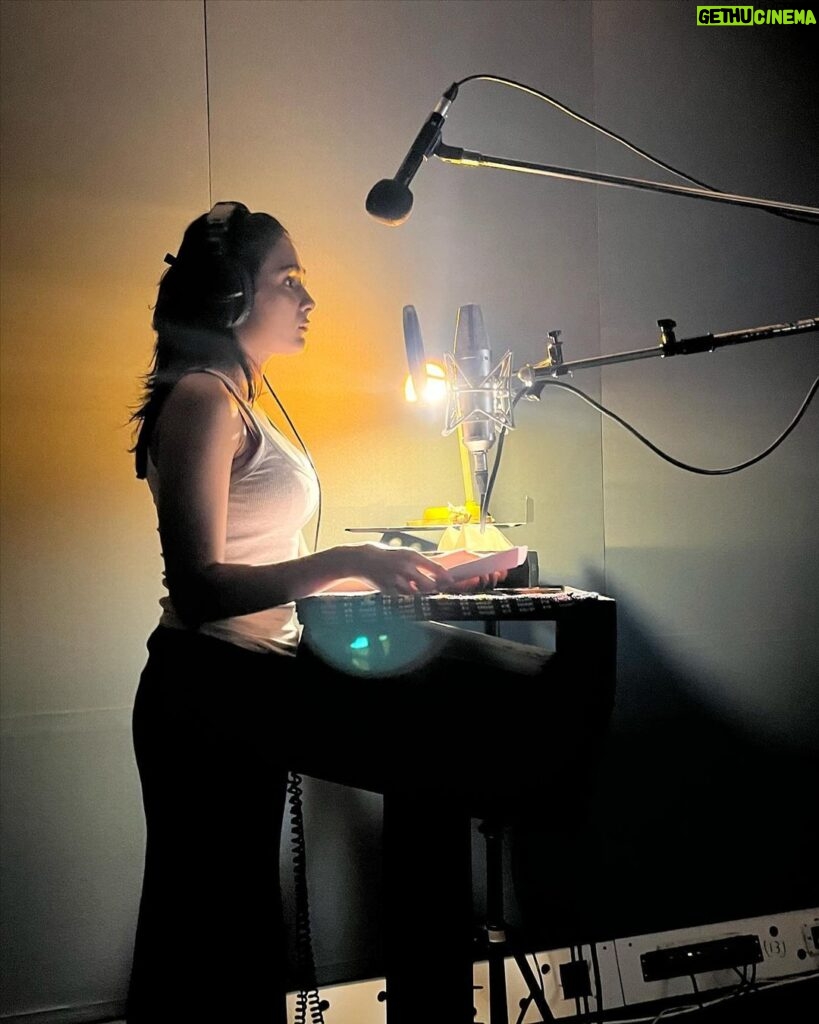 Shalini Pandey Instagram - Dubbing is challenging for me!! Like Extremely!! So, I go to any lengths to achieve it😺 I’m extremely grateful to my DIRECTOR here for just taking it all, in order for me to give my best😬 He makes sure that I fly high always:) Also he’s not on social media so it’s kinda cool to appreciate him behind his back 😬 AKSHAT VERMA for y’all guys! He’s the best🙌🏽🩶