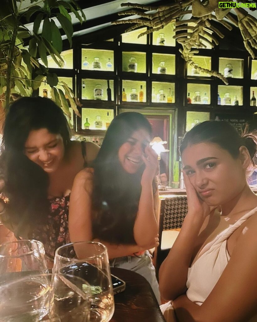 Shalini Pandey Instagram - This is my “I’m having fun guys” face ✌🏽 #imissmygirls❤ Room One Cocktail Bar