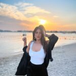Shama Sikander Instagram - Sunday with this sunset and Sukoon ❤️🦋what say guys ? . . . #sunsets #sundayvibes #shamasikander