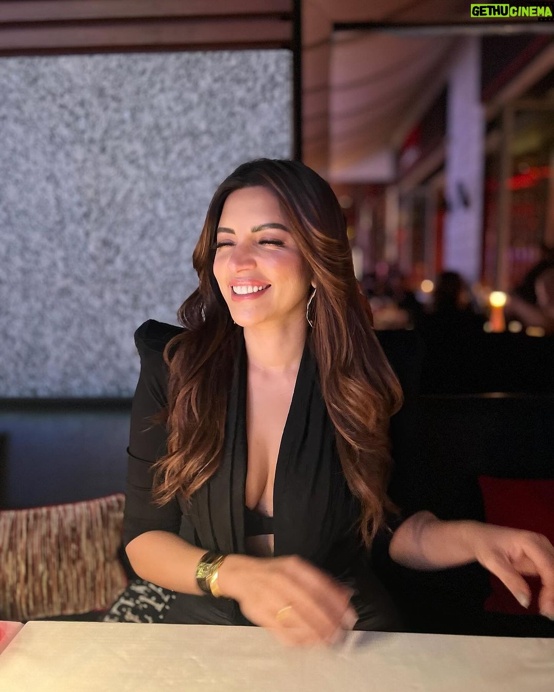 Shama Sikander Instagram - Yesss Black is my favorite color! 🖤🖤🖤🖤🖤🖤🖤 . . . #black #stayhappy #shamasikander Dubai, United Arab Emirates