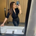 Shama Sikander Instagram – Yesss Black is my favorite color! 🖤🖤🖤🖤🖤🖤🖤
.
.
.
#black #stayhappy #shamasikander Dubai, United Arab Emirates
