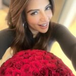 Shama Sikander Instagram - Plants are good but Roses are Roses 🌹 ☺️🤓 . . . #roses #beautiful #shamasikander