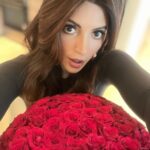Shama Sikander Instagram - Plants are good but Roses are Roses 🌹 ☺️🤓 . . . #roses #beautiful #shamasikander