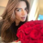 Shama Sikander Instagram - Plants are good but Roses are Roses 🌹 ☺️🤓 . . . #roses #beautiful #shamasikander