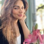 Shama Sikander Instagram - Maine poocha ik Lily se, ithlake chaldi kahannnn….!!!😄 lighting itne acchi thi ki ek selfie kaafi nahi thi 🤓 . . . #nofilterneeded #realme #asrealasitgets #lovelilies #myfavorite #flower #lily #jaipur #love #light #joy #abundance 😇 Jaipur PinkCity