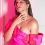 Shama Sikander Instagram - Blurred lines, bold vibes 🩷 . Make up - @ansarireshma_makeup Hair - @brides_of_hetal_soni . . #vibesinfocus #BlurredBoldness #shamasikander Mumbai, Maharashtra