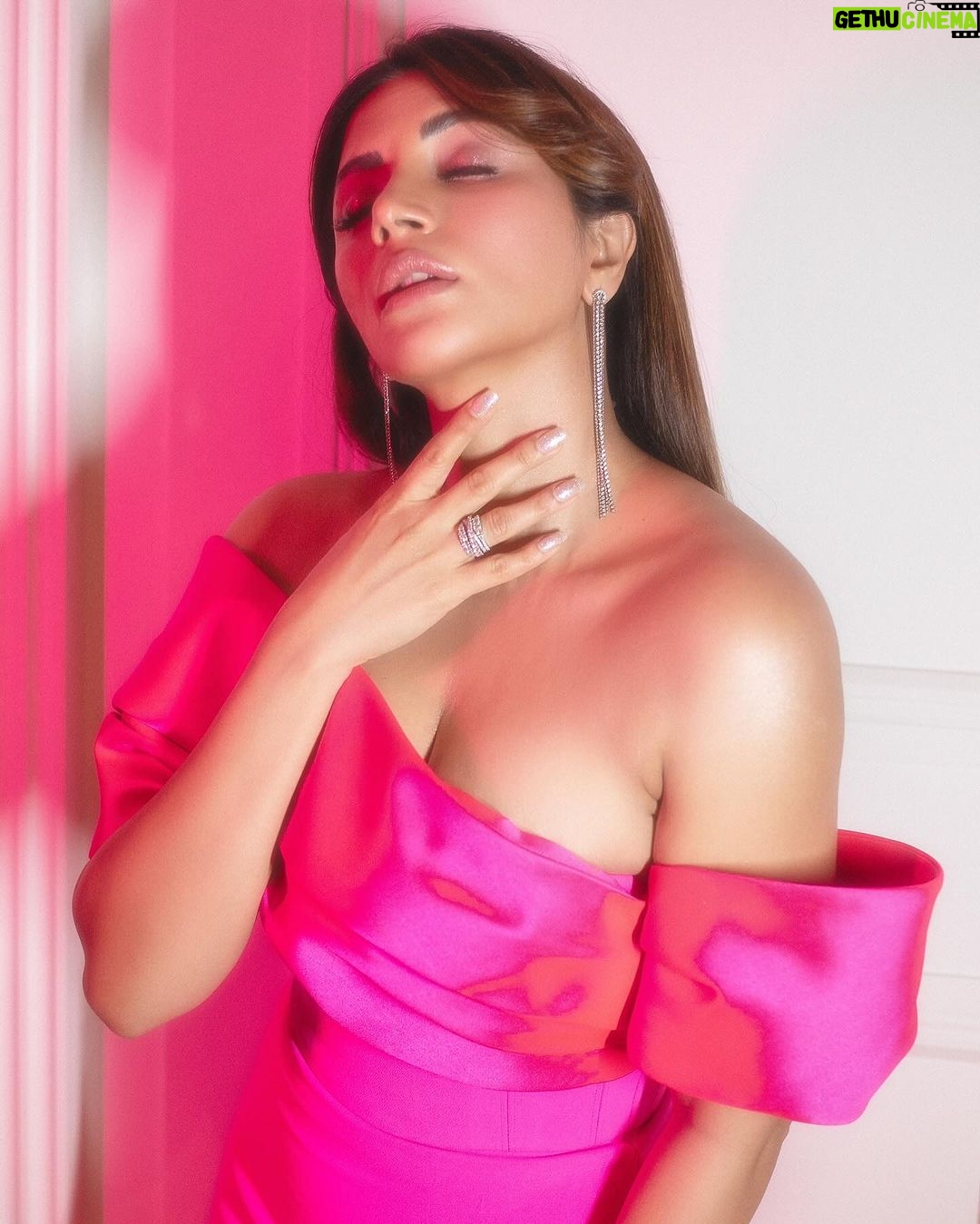 Shama Sikander Instagram - Blurred lines, bold vibes 🩷 . Make up - @ansarireshma_makeup Hair - @brides_of_hetal_soni . . #vibesinfocus #BlurredBoldness #shamasikander Mumbai, Maharashtra