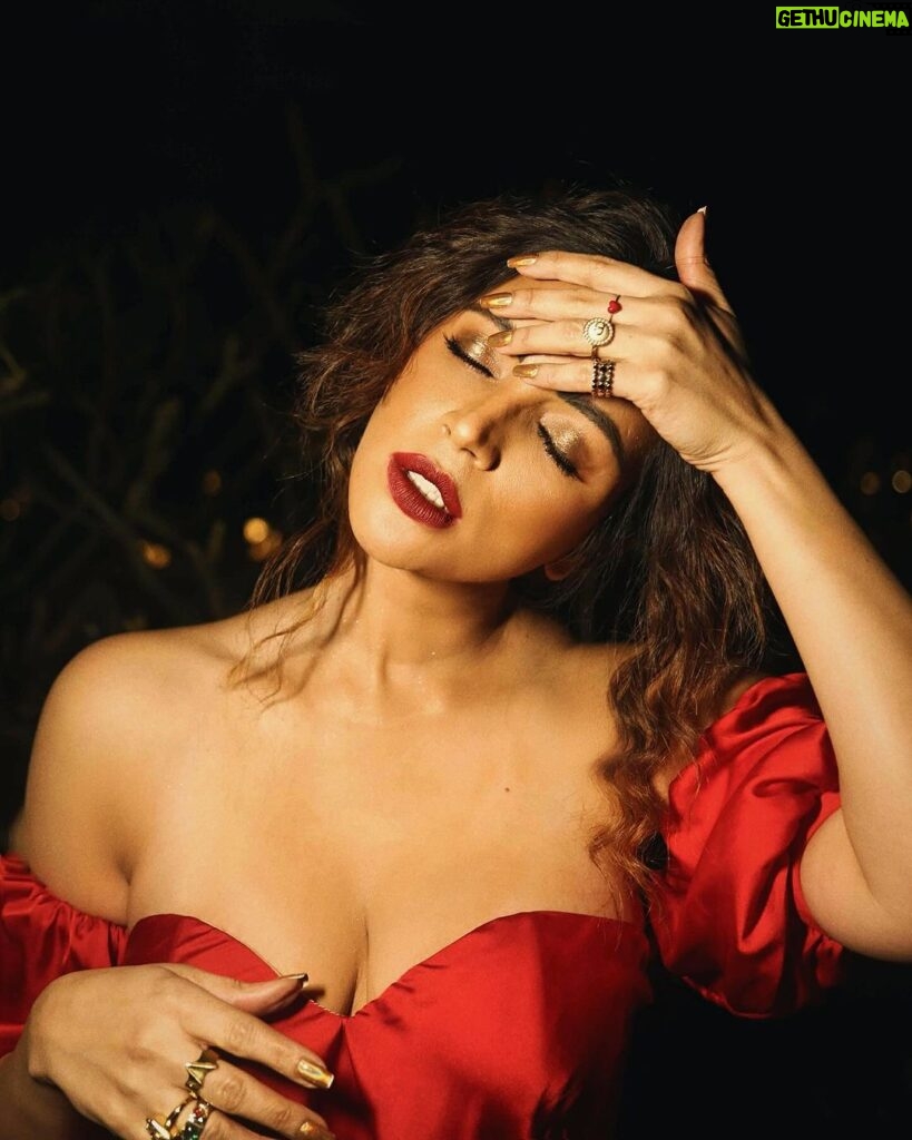 Shama Sikander Instagram - My sweet husband sees an invisible Vampire sucking blood from my neck in this picture! 🧛‍♂🤔 What do you see?? Write in comments below 👇🏻 . . . #monday #sassy #shamasikander
