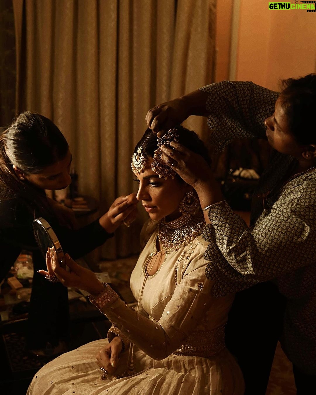 Shama Sikander Instagram - Actor Prepares!☺️⭐️🌟 . Photographer- @abhicolorsmanyu . . . #actorslife #shootdiaries #shamasikander Jaipur PinkCity