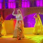 Shama Sikander Instagram - All that an artist wishes for is an audience enjoying and appreciating their performance 🎭 with them… that was my experience in my last Stage Show in Jaipur, seeing Such enthusiastic crowd the cheers and hearing the “Once More” is all i aimed for🙏🏻 what a fantastic moment to have experienced 😇🙏🏻 #gratitude to all of you for your appreciation and love ❤️ you can see the joy on my face ☺️ . . . #ismartist #iamlight #iamlove