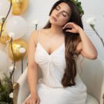 Shama Sikander Instagram - Saturday state of mind: Pure relaxation and positive vibes. 😌💛 . . . #relaxation #puresoul #shamasikander Mumbai,Thane