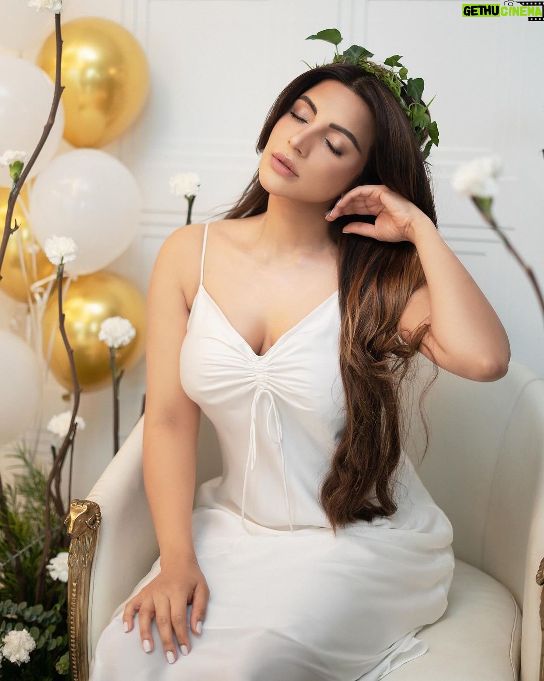 Shama Sikander Instagram - Saturday state of mind: Pure relaxation and positive vibes. 😌💛 . . . #relaxation #puresoul #shamasikander Mumbai,Thane