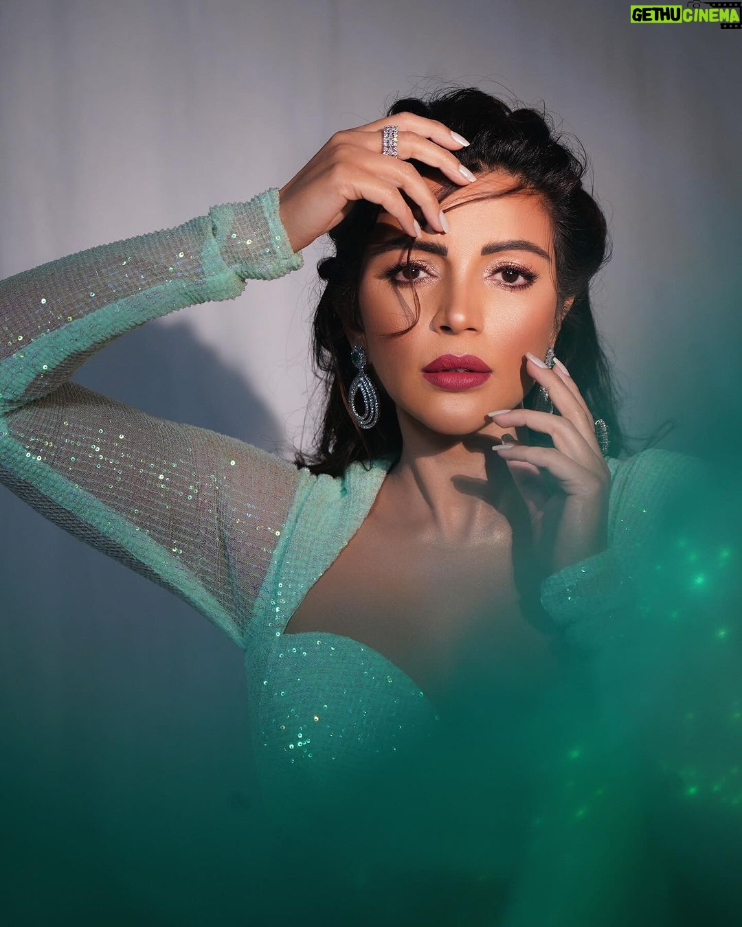 Shama Sikander Instagram - Drop your lovely lines below, and the most fabulous comment will get my special reply! . . . #beautiful #stylish #shamasikander