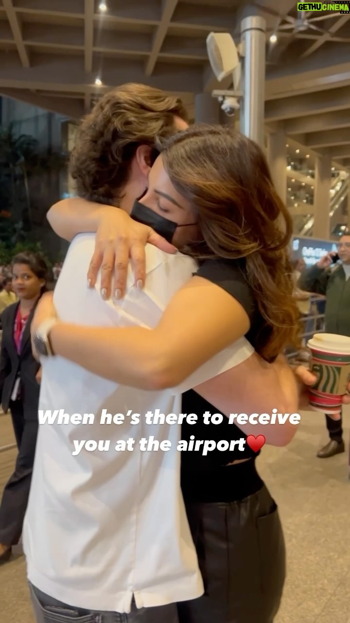 Shama Sikander Instagram - This is what coming home feels like!😇♥️🤗 . . . #couplegoals #partnerlove #purelove #shamasikander Mumbai, Maharashtra