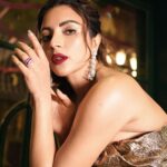 Shama Sikander Instagram - Wait for the real transition ❤️ . Photographer- @harrymalik__photography__ Make up & Hair - @izasetia_makeovers jewelry -@azotiique Styled by- THE @thenitinmirani ♥️. #reelsinstagram #transitions #shamasikander
