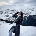 Shama Sikander Instagram - Have you all experienced the magic of a snowy mountain? Share your most cherished snow-filled moment or a dream winter destination! ❄️ . . . #winters #holidayvibes #shamasikander