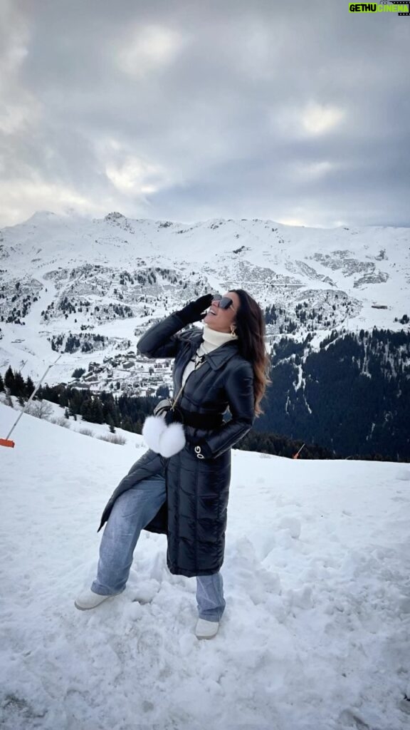 Shama Sikander Instagram - Have you all experienced the magic of a snowy mountain? Share your most cherished snow-filled moment or a dream winter destination! ❄ . . . #winters #holidayvibes #shamasikander