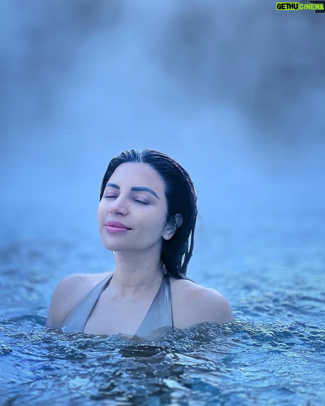 Shama Sikander Instagram - In Bliss😇….. DND!!! . . . #hotspring #pool #outdoorpool #heatedpool #shamasikander
