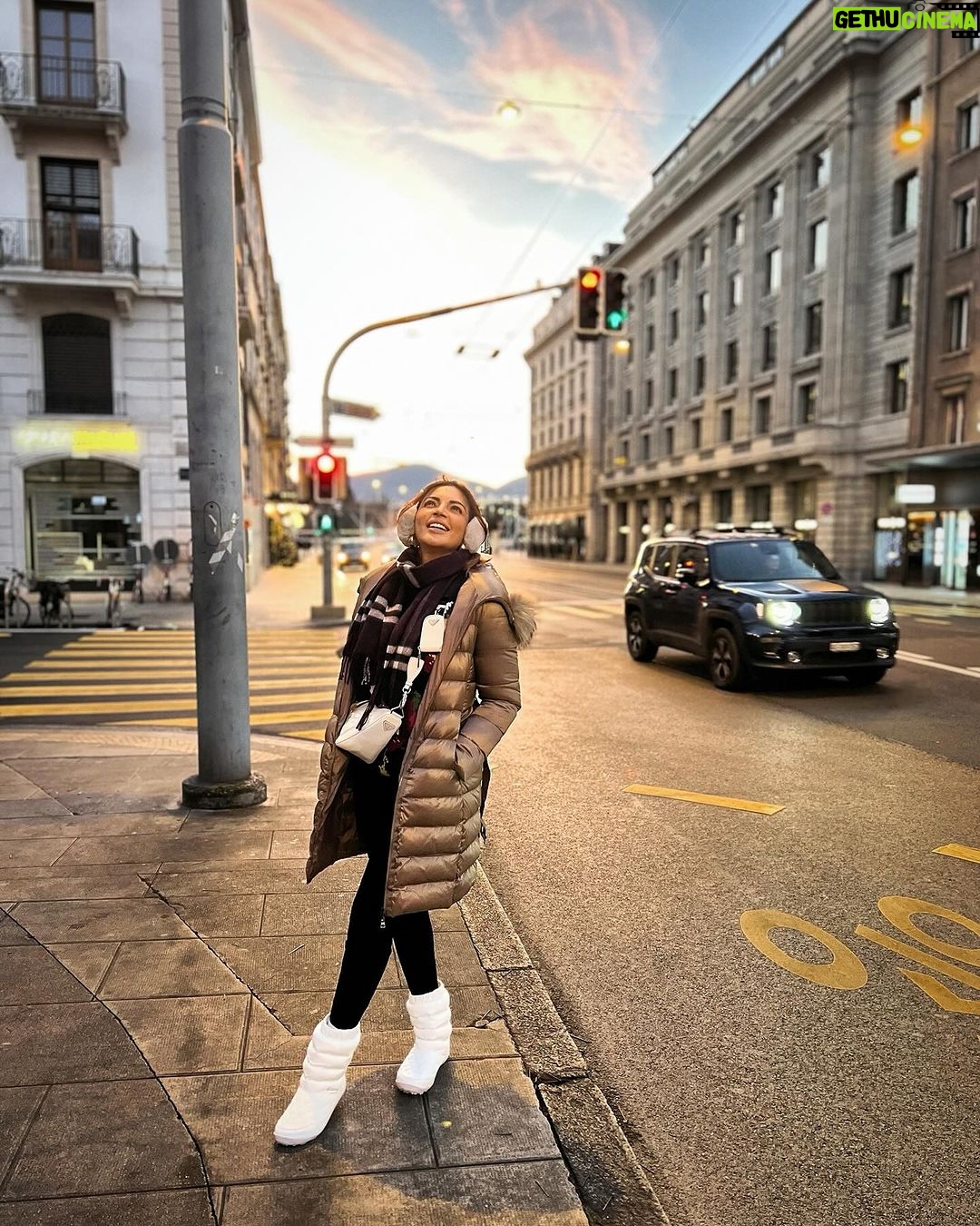 Shama Sikander Instagram - Wrapped in the cozy on the Geneva’s cold streets 🧣 . . . #holdidayvibes #geneva #shamasikander