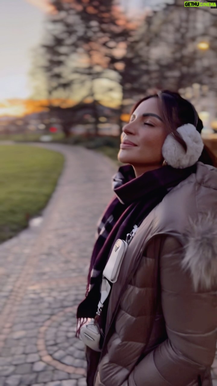 Shama Sikander Instagram - Just be in it…!!♥️😇🤩. #sunrise #bestsunrise #bestfeeling #love #bliss #nature #iamnature #iamlove #iamloved❤️ #gratitude