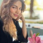 Shama Sikander Instagram – Maine poocha ik Lily se, ithlake chaldi kahannnn….!!!😄 lighting itne acchi thi ki ek selfie kaafi nahi thi 🤓
.
.
.
#nofilterneeded #realme #asrealasitgets #lovelilies #myfavorite #flower #lily #jaipur #love #light #joy #abundance 😇 Jaipur PinkCity