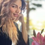 Shama Sikander Instagram – Maine poocha ik Lily se, ithlake chaldi kahannnn….!!!😄 lighting itne acchi thi ki ek selfie kaafi nahi thi 🤓
.
.
.
#nofilterneeded #realme #asrealasitgets #lovelilies #myfavorite #flower #lily #jaipur #love #light #joy #abundance 😇 Jaipur PinkCity