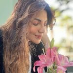 Shama Sikander Instagram – Maine poocha ik Lily se, ithlake chaldi kahannnn….!!!😄 lighting itne acchi thi ki ek selfie kaafi nahi thi 🤓
.
.
.
#nofilterneeded #realme #asrealasitgets #lovelilies #myfavorite #flower #lily #jaipur #love #light #joy #abundance 😇 Jaipur PinkCity
