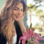 Shama Sikander Instagram – Maine poocha ik Lily se, ithlake chaldi kahannnn….!!!😄 lighting itne acchi thi ki ek selfie kaafi nahi thi 🤓
.
.
.
#nofilterneeded #realme #asrealasitgets #lovelilies #myfavorite #flower #lily #jaipur #love #light #joy #abundance 😇 Jaipur PinkCity
