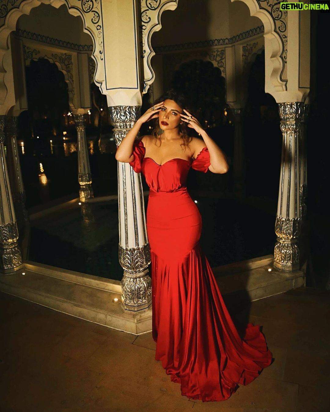 Shama Sikander Instagram - Did you say it’s a month of Love !!!♥️ . Photographer- @abhicolorsmanyu . . #prevalentinesvibes #loveisintheair #passionatelove