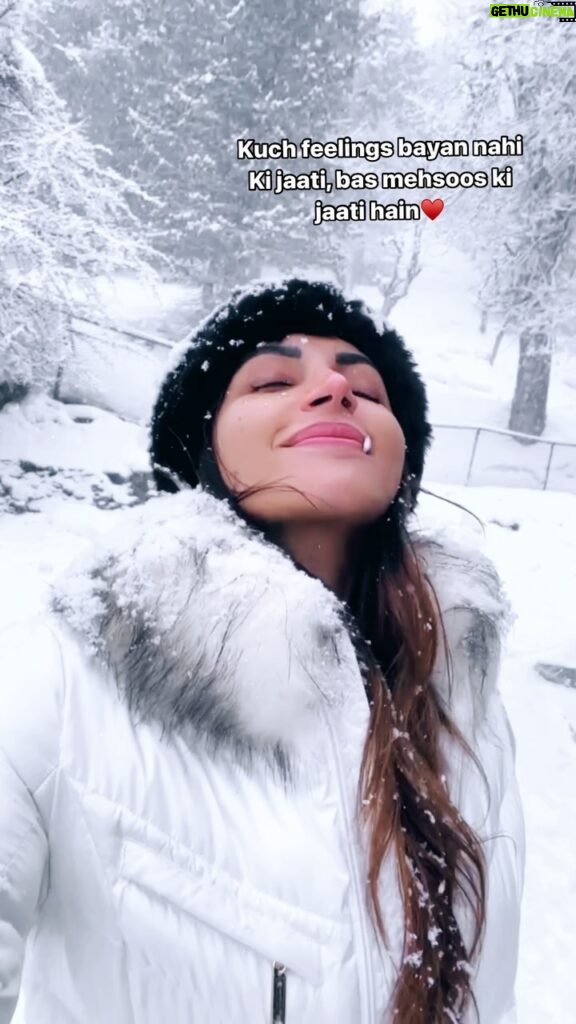 Shama Sikander Instagram - To bas mehsoos karo…😇♥. #snow #december #winter #lovesnow #snow #snowfall #winterwonderland #ilovewinter #shamasikander #travelwithss #kashmir #gulmarg #throwback