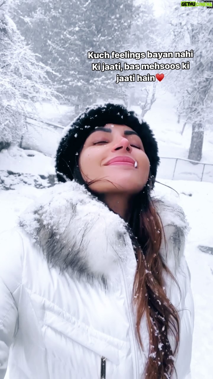Shama Sikander Instagram - To bas mehsoos karo…😇♥️. #snow #december #winter #lovesnow #snow #snowfall #winterwonderland #ilovewinter #shamasikander #travelwithss #kashmir #gulmarg #throwback