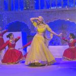 Shama Sikander Instagram - All that an artist wishes for is an audience enjoying and appreciating their performance 🎭 with them… that was my experience in my last Stage Show in Jaipur, seeing Such enthusiastic crowd the cheers and hearing the “Once More” is all i aimed for🙏🏻 what a fantastic moment to have experienced 😇🙏🏻 #gratitude to all of you for your appreciation and love ❤️ you can see the joy on my face ☺️ . . . #ismartist #iamlight #iamlove