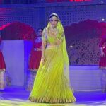 Shama Sikander Instagram - All that an artist wishes for is an audience enjoying and appreciating their performance 🎭 with them… that was my experience in my last Stage Show in Jaipur, seeing Such enthusiastic crowd the cheers and hearing the “Once More” is all i aimed for🙏🏻 what a fantastic moment to have experienced 😇🙏🏻 #gratitude to all of you for your appreciation and love ❤️ you can see the joy on my face ☺️ . . . #ismartist #iamlight #iamlove