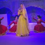 Shama Sikander Instagram - All that an artist wishes for is an audience enjoying and appreciating their performance 🎭 with them… that was my experience in my last Stage Show in Jaipur, seeing Such enthusiastic crowd the cheers and hearing the “Once More” is all i aimed for🙏🏻 what a fantastic moment to have experienced 😇🙏🏻 #gratitude to all of you for your appreciation and love ❤️ you can see the joy on my face ☺️ . . . #ismartist #iamlight #iamlove