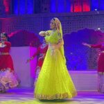 Shama Sikander Instagram - All that an artist wishes for is an audience enjoying and appreciating their performance 🎭 with them… that was my experience in my last Stage Show in Jaipur, seeing Such enthusiastic crowd the cheers and hearing the “Once More” is all i aimed for🙏🏻 what a fantastic moment to have experienced 😇🙏🏻 #gratitude to all of you for your appreciation and love ❤️ you can see the joy on my face ☺️ . . . #ismartist #iamlight #iamlove