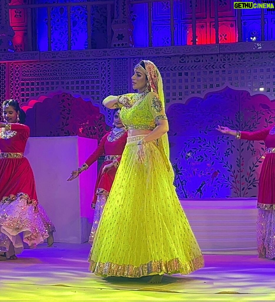 Shama Sikander Instagram - All that an artist wishes for is an audience enjoying and appreciating their performance 🎭 with them… that was my experience in my last Stage Show in Jaipur, seeing Such enthusiastic crowd the cheers and hearing the “Once More” is all i aimed for🙏🏻 what a fantastic moment to have experienced 😇🙏🏻 #gratitude to all of you for your appreciation and love ❤ you can see the joy on my face ☺ . . . #ismartist #iamlight #iamlove