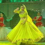 Shama Sikander Instagram - All that an artist wishes for is an audience enjoying and appreciating their performance 🎭 with them… that was my experience in my last Stage Show in Jaipur, seeing Such enthusiastic crowd the cheers and hearing the “Once More” is all i aimed for🙏🏻 what a fantastic moment to have experienced 😇🙏🏻 #gratitude to all of you for your appreciation and love ❤️ you can see the joy on my face ☺️ . . . #ismartist #iamlight #iamlove