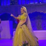Shama Sikander Instagram - All that an artist wishes for is an audience enjoying and appreciating their performance 🎭 with them… that was my experience in my last Stage Show in Jaipur, seeing Such enthusiastic crowd the cheers and hearing the “Once More” is all i aimed for🙏🏻 what a fantastic moment to have experienced 😇🙏🏻 #gratitude to all of you for your appreciation and love ❤️ you can see the joy on my face ☺️ . . . #ismartist #iamlight #iamlove
