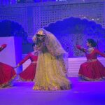 Shama Sikander Instagram - All that an artist wishes for is an audience enjoying and appreciating their performance 🎭 with them… that was my experience in my last Stage Show in Jaipur, seeing Such enthusiastic crowd the cheers and hearing the “Once More” is all i aimed for🙏🏻 what a fantastic moment to have experienced 😇🙏🏻 #gratitude to all of you for your appreciation and love ❤️ you can see the joy on my face ☺️ . . . #ismartist #iamlight #iamlove