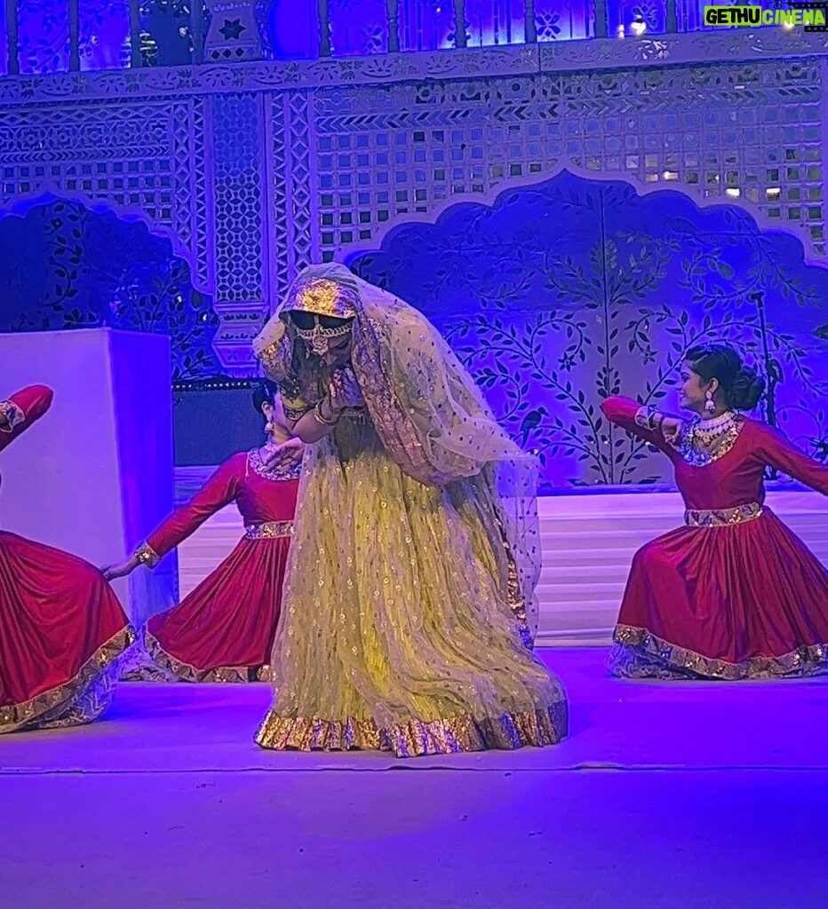 Shama Sikander Instagram - All that an artist wishes for is an audience enjoying and appreciating their performance 🎭 with them… that was my experience in my last Stage Show in Jaipur, seeing Such enthusiastic crowd the cheers and hearing the “Once More” is all i aimed for🙏🏻 what a fantastic moment to have experienced 😇🙏🏻 #gratitude to all of you for your appreciation and love ❤ you can see the joy on my face ☺ . . . #ismartist #iamlight #iamlove