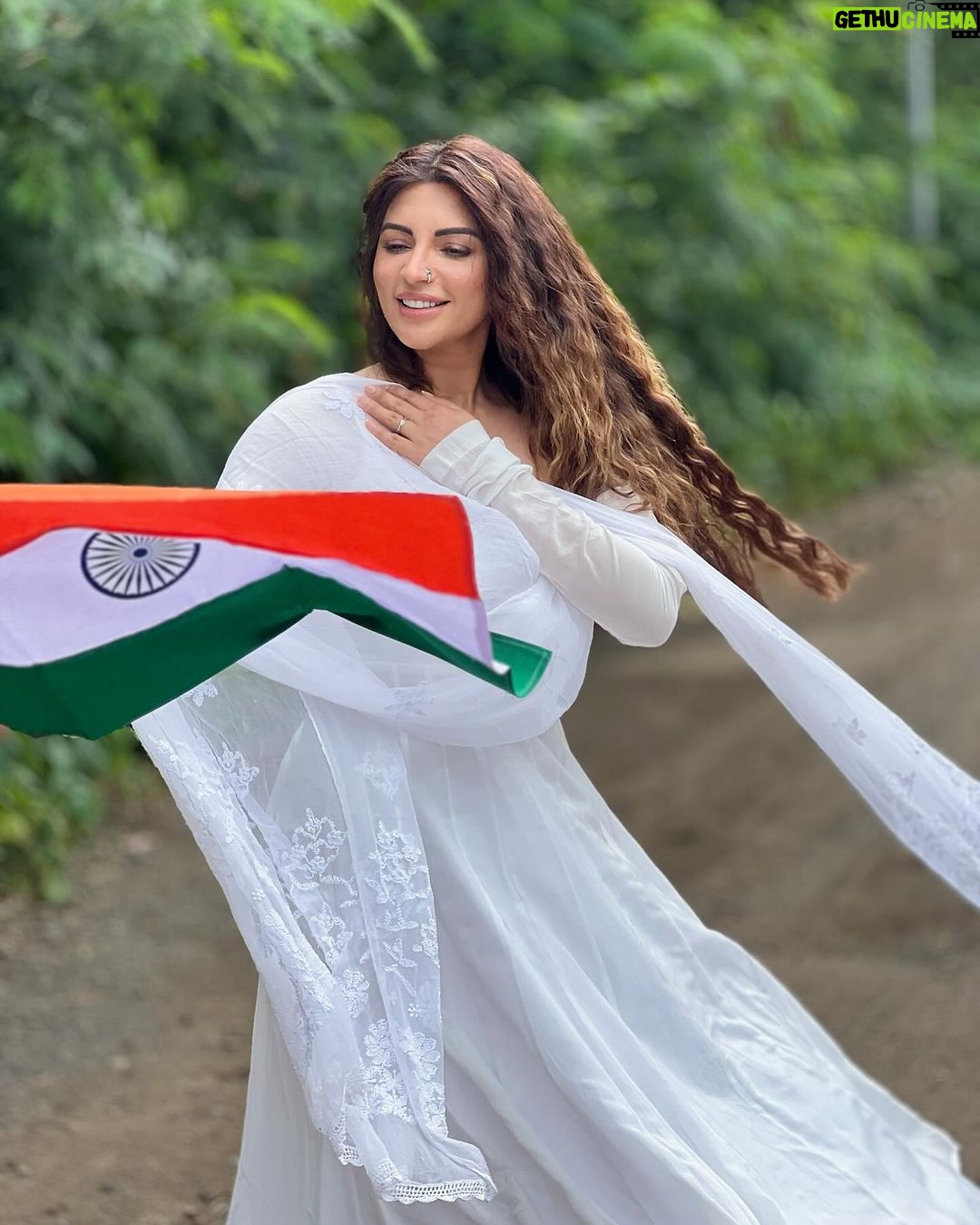Shama Sikander Instagram - United we stand, celebrating the spirit of freedom on Republic Day. 🇮🇳 . . . #republicday #togetherwestand #shamasikander