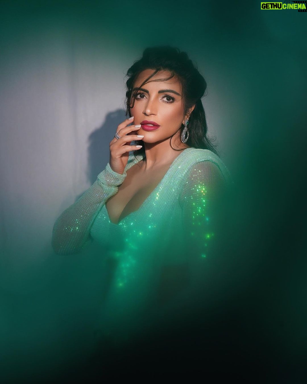 Shama Sikander Instagram - Drop your lovely lines below, and the most fabulous comment will get my special reply! . . . #beautiful #stylish #shamasikander