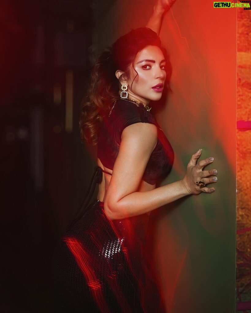 Shama Sikander Instagram - Black dress vibes .Comment with the first word that pops into your head after watching this picture? . Photographer- @harrymalik__photography__ Make up & Hair - @izasetia_makeovers Jewellery- @azotiique Outfit- @souniagohil . . #FearlesslyFabulous #beautiful #shamasikander Delhi